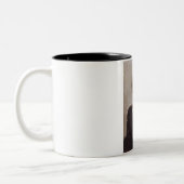 毛皮のコートを着てジェルティ（イスラエルのイサク） ツートーンマグカップ (左)
