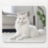 毛皮の敷物の上の白い猫 マウスパッド (正面)