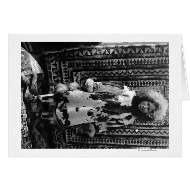 毛皮の服を着たエスキモーの女の子アラスカ (正面横)