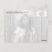 毛皮の服を着伝統的たアラスカのエスキモー女の子 ポストカード (裏面)