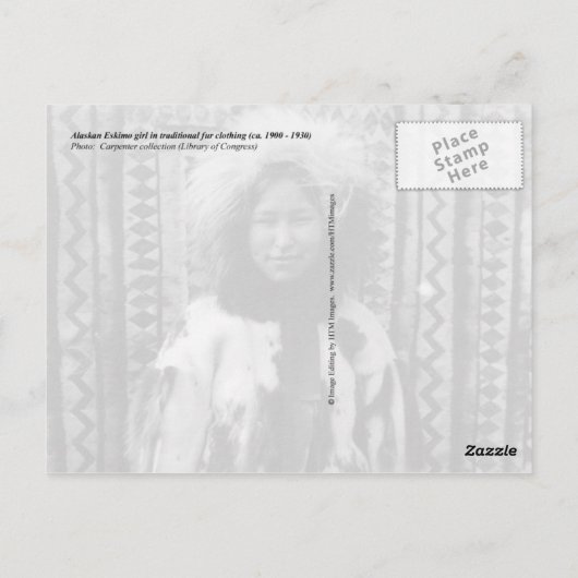 毛皮の服を着伝統的たアラスカのエスキモー女の子 ポストカード (裏面)