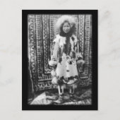 毛皮の服を着伝統的たアラスカのエスキモー女の子 ポストカード (正面)