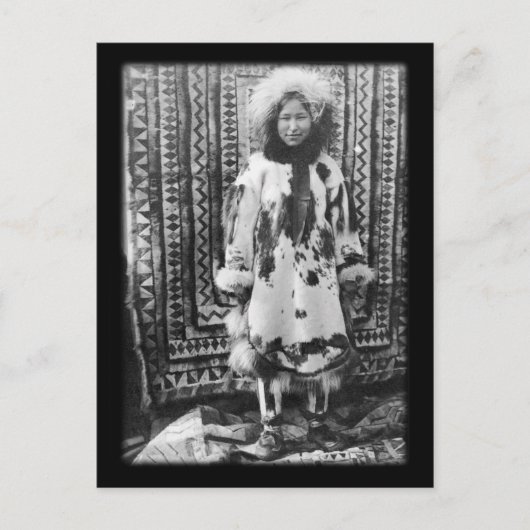 毛皮の服を着伝統的たアラスカのエスキモー女の子 ポストカード (正面)