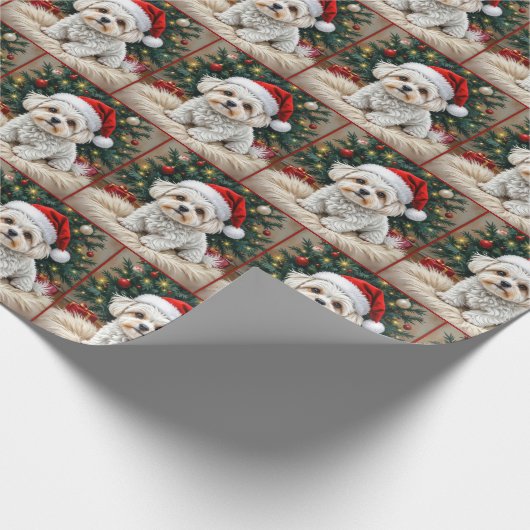 毛皮の枕の上のクリスマスマルチーズの犬 ラッピングペーパー (角)
