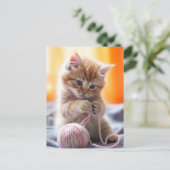 毛糸で遊ぶオレンジ色の可愛い子猫 ポストカード (スタンド正面)