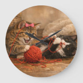 毛糸で遊ぶ子猫 アクリル丸型壁掛け時計 ラージ壁時計 (正面)