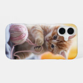 毛糸で遊ぶ甘いオレンジ色の子猫 iPhone 16ケース (裏面横)