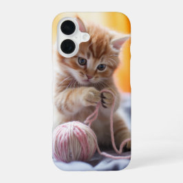 毛糸で遊ぶ甘いオレンジ色の子猫 iPhone 16ケース