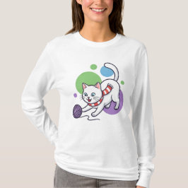 毛糸で遊ぶ白猫 Tシャツ
