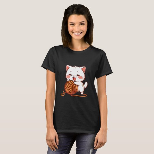 毛糸のボールで遊ぶかわいい白猫 Tシャツ (正面フル)