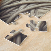 毛糸の玉にナッピングされたかわいいグレーの子猫 ジグソーパズル (側面)