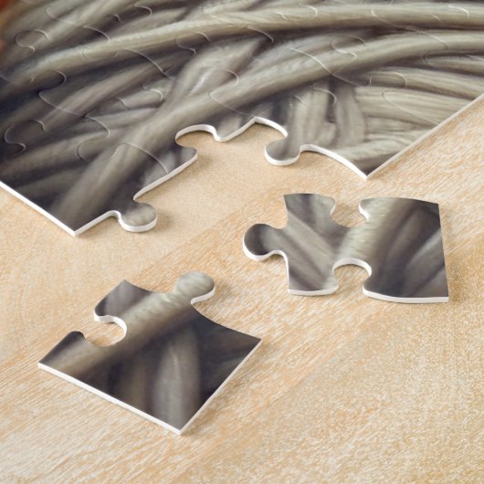 毛糸の玉にナッピングされたかわいいグレーの子猫 ジグソーパズル (側面)