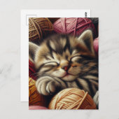 毛糸の玉にナッピングされたかわいいグレーの子猫 ポストカード (正面/裏面)