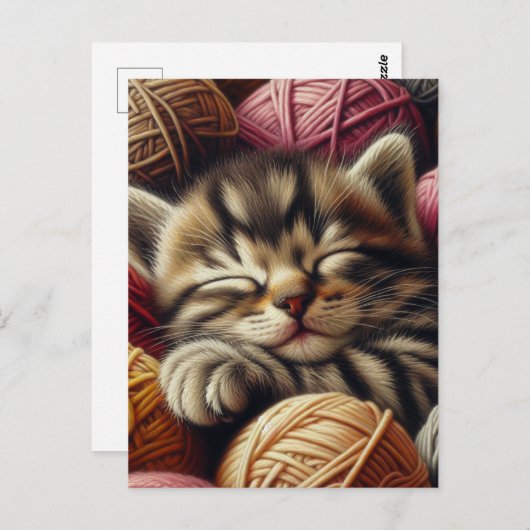 毛糸の玉にナッピングされたかわいいグレーの子猫 ポストカード (正面/裏面)
