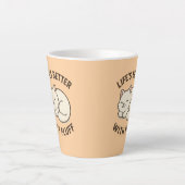 毛羽で人生を楽しむ – かわいいチビ(小さくかわいく書いた感じ)猫ラテMu カフェラテマグ (正面)