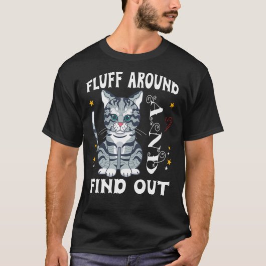 毛羽のまわりにで猫を探す Tシャツ (正面)