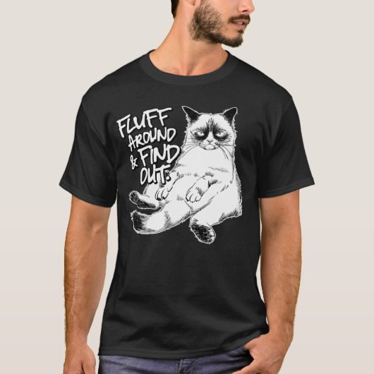 毛羽立のまわりにって不機嫌な子猫皮肉Cを見つける Tシャツ (正面)