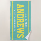 氏および夫人たった今結婚しましたの新婚旅行の結婚祝い ビーチタオル (正面)