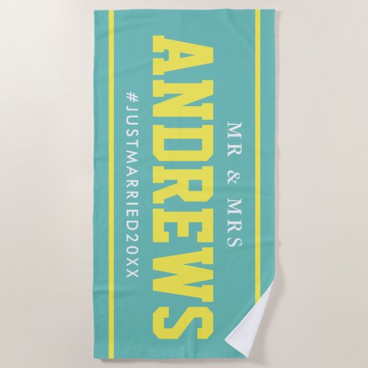 氏および夫人たった今結婚しましたの新婚旅行の結婚祝い ビーチタオル (正面)