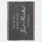 氏および夫人たった今結婚しましたは新婚者のための毛布を投げます スローブランケット (正面縦)