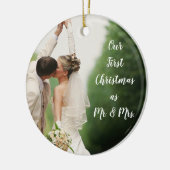 氏および夫人としてカスタムな結婚式の写真の初めてのクリスマス セラミックオーナメント (左)