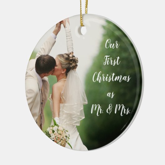 氏および夫人としてカスタムな結婚式の写真の初めてのクリスマス セラミックオーナメント (左)