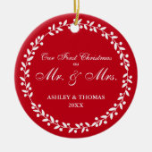 氏および夫人円形の赤Gとして私達の初めてのクリスマス セラミックオーナメント (正面)