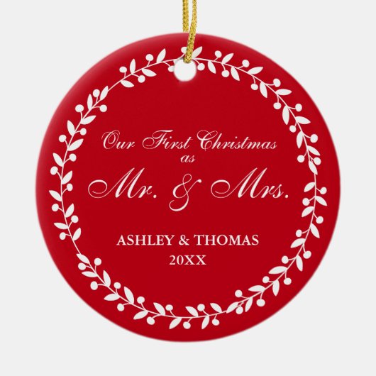 氏および夫人円形の赤Gとして私達の初めてのクリスマス セラミックオーナメント (正面)