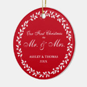 氏および夫人円形の赤Gとして私達の初めてのクリスマス セラミックオーナメント (左)