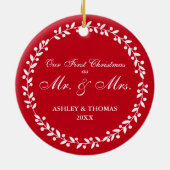 氏および夫人円形の赤Gとして私達の初めてのクリスマス セラミックオーナメント (裏面)