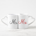 氏およびLovers' Mug Set夫人の ペアカップ<br><div class="desc">氏およびLovers' Mug Set第2マグの背部の赤い原稿で書かれる1人のマグおよび夫人の前部の黒い原稿で書かれる氏を持つ夫人の。</div>