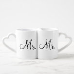氏およびLovers' Mug Set氏の ペアカップ<br><div class="desc">氏およびLovers' Mug Set両方のマグの前部の黒い原稿で書かれる氏を持つ夫人の。</div>