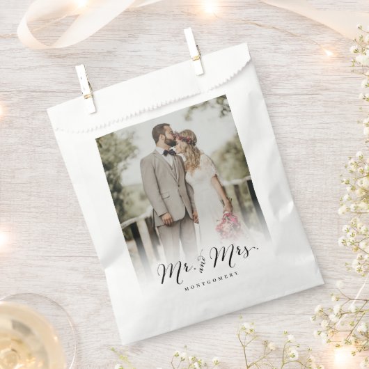 氏およびScript Calligraphy Chic Photo夫人の結婚式 フェイバーバッグ (クリップ留めされた状態)