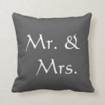 氏およびWedding |夫人の素朴なダークグレー クッション<br><div class="desc">モダンでエレガントな、氏およびTurquoise夫人の素朴なダークグレーの枕を結婚する原稿。</div>