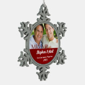 氏及びGay Couple |氏の第1クリスマス|の赤い写真 スノーフレークピューターオーナメント (左)