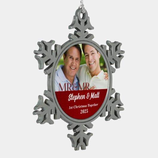 氏及びGay Couple |氏の第1クリスマス|の赤い写真 スノーフレークピューターオーナメント (左)
