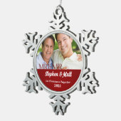 氏及びGay Couple |氏の第1クリスマス|の赤い写真 スノーフレークピューターオーナメント (右)