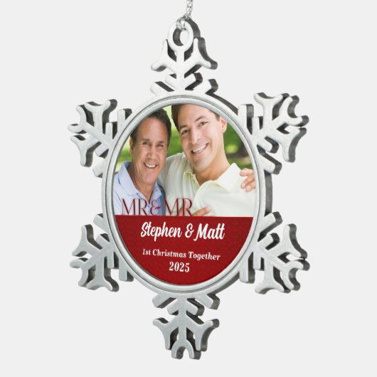 氏及びGay Couple |氏の第1クリスマス|の赤い写真 スノーフレークピューターオーナメント (右)