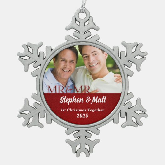 氏及びGay Couple |氏の第1クリスマス|の赤い写真 スノーフレークピューターオーナメント (正面)
