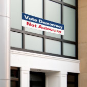 民主主義ではなく独裁的な投票 – アンチトランプ 横断幕 (ビルの外側)