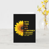 民主主義に対する恐怖を抱いて私は女性に異議を唱える カード (黄色い花)