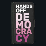 民主主義の手をオフにブラックホットピンク抗議 GALAXY S5 ウォレットケース<br><div class="desc">このデザインは、抑圧に立ち向かう人々の欲求不満、強さ、そして決意から、市民権、平等、正義のために戦う人々の声を増幅させようとしている。私は同性愛者の女性店主だ。疎外されたコミュニティを支持することの重要性を理解する。私は、不正のシステムに挑戦するためにこのプラットフォームを使用することにコミットしている。ハンズオフ運動は州中の集団的抵抗に火を付け統一されたた。この電話のケースは話、歴史の中でこの重要な瞬間だけでなく、立ち上がり、アウト話し、決して下に戻らないリマインダーとしても機能する。我々は，市民権と人間の尊厳のための継続的な闘いに団結し，連帯する。私たち信じはコミュニティの力の中で、可視性の重要性と継続的な活動の必要性。私たちは声を聞かせ、有害なシステムに挑戦し、永続的な変化を生み出すことができる。ハンズ0ffは建物に対する抗議だけではなく、平等、正義、愛が憎しみと分裂に勝つ未来を描く。私たちは、私たちの権利が決して当たり前のものではなく、人種、性別、アイデンティティに関係なく、すべての人が当然の自由と尊厳を持っていることを保証するためにここにいる。Hands0ff運動を支援し、市民権を求めるこの戦いに私たちと共に立ってくれてありがとう。</div>