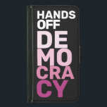 民主主義の手をオフにブラックホットピンク抗議 GALAXY S5 ウォレットケース<br><div class="desc">このデザインは、抑圧に立ち向かう人々の欲求不満、強さ、そして決意から、市民権、平等、正義のために戦う人々の声を増幅させようとしている。私は同性愛者の女性店主だ。疎外されたコミュニティを支持することの重要性を理解する。私は、不正のシステムに挑戦するためにこのプラットフォームを使用することにコミットしている。ハンズオフ運動は州中の集団的抵抗に火を付け統一されたた。この電話のケースは話、歴史の中でこの重要な瞬間だけでなく、立ち上がり、アウト話し、決して下に戻らないリマインダーとしても機能する。我々は，市民権と人間の尊厳のための継続的な闘いに団結し，連帯する。私たち信じはコミュニティの力の中で、可視性の重要性と継続的な活動の必要性。私たちは声を聞かせ、有害なシステムに挑戦し、永続的な変化を生み出すことができる。ハンズ0ffは建物に対する抗議だけではなく、平等、正義、愛が憎しみと分裂に勝つ未来を描く。私たちは、私たちの権利が決して当たり前のものではなく、人種、性別、アイデンティティに関係なく、すべての人が当然の自由と尊厳を持っていることを保証するためにここにいる。Hands0ff運動を支援し、市民権を求めるこの戦いに私たちと共に立ってくれてありがとう。</div>