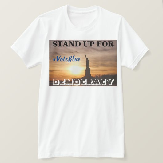 民主主義の#VoteBlueTシャツに立つ Tシャツ (デザイン正面)