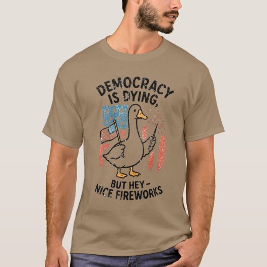 民主主義は死にかけているけれど花火はきれいだね 7月4日 Tシャツ (正面)