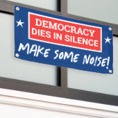 民主主義は沈黙の旗の下で死ぬ 横断幕 (ビルの外側)