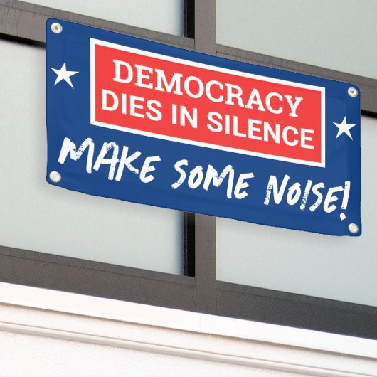 民主主義は沈黙の旗の下で死ぬ 横断幕 (ビルの外側)