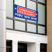 民主主義は沈黙の旗の下で死ぬ 横断幕 (ビルの外側)