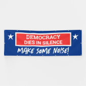 民主主義は沈黙の旗の下で死ぬ 横断幕 (横)