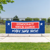 民主主義は沈黙の旗の下で死ぬ 横断幕 (インサイチュ)